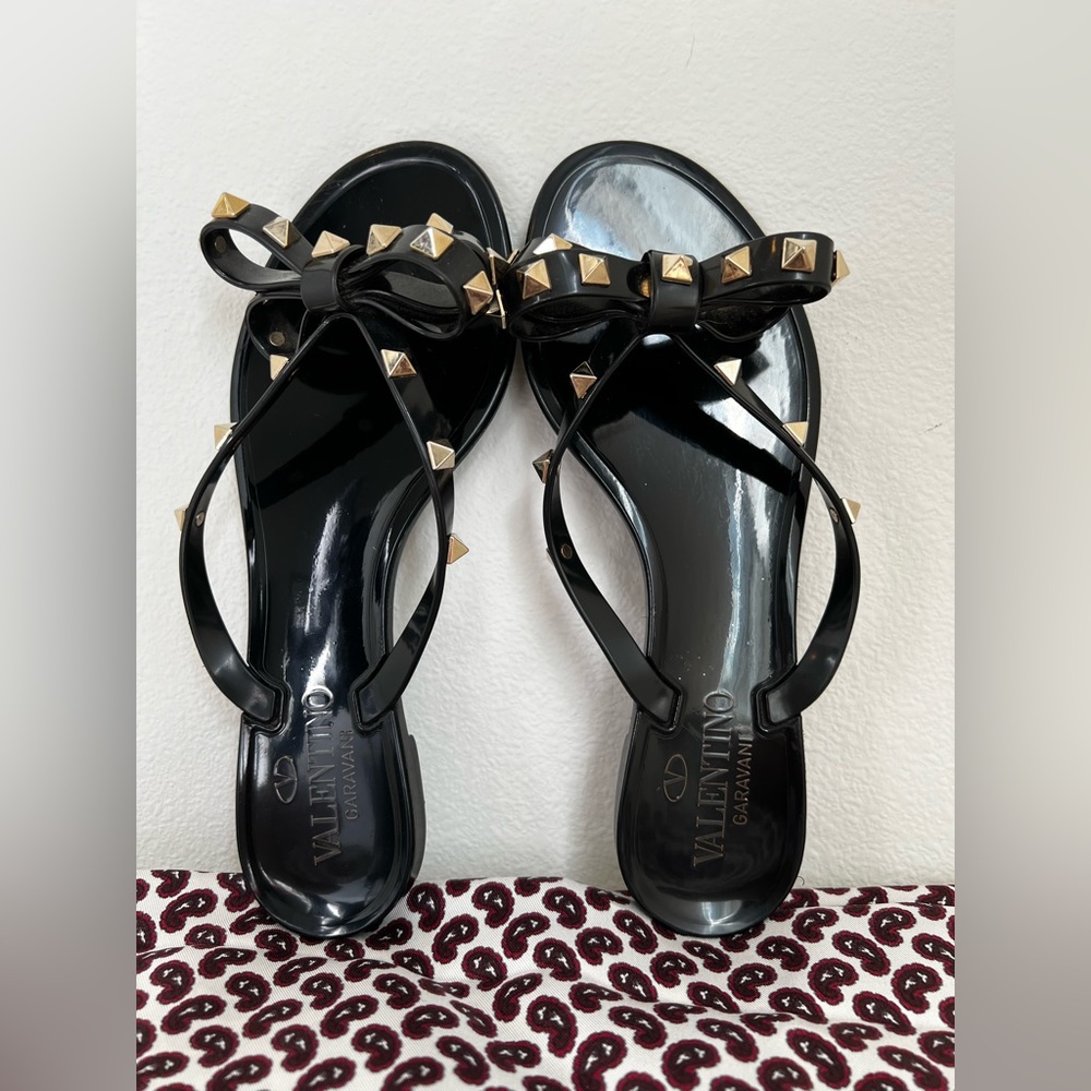 AUTHENTIC 🔥 Valentino Garavani
Rockstud PVC Flat Thong Sandals
